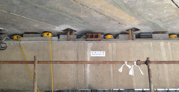 Application of single acting lock nut hydraulic cylinder in bridge construction