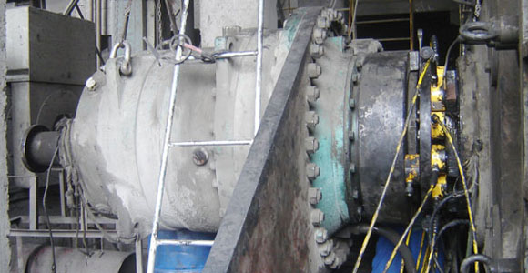Hydraulic flat-jack cylinders are used to separate the reducer and roller press synchronously in cement plant