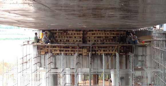 Application of double acting hydraulic cylinders in highway falling beam project